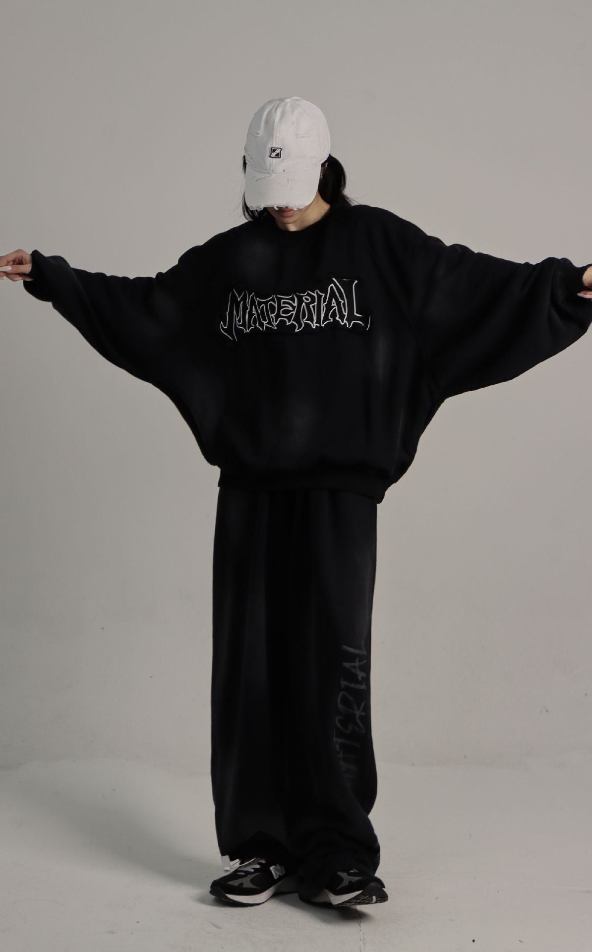 MATERIAL WASHED & DISTRESSED SWEATER