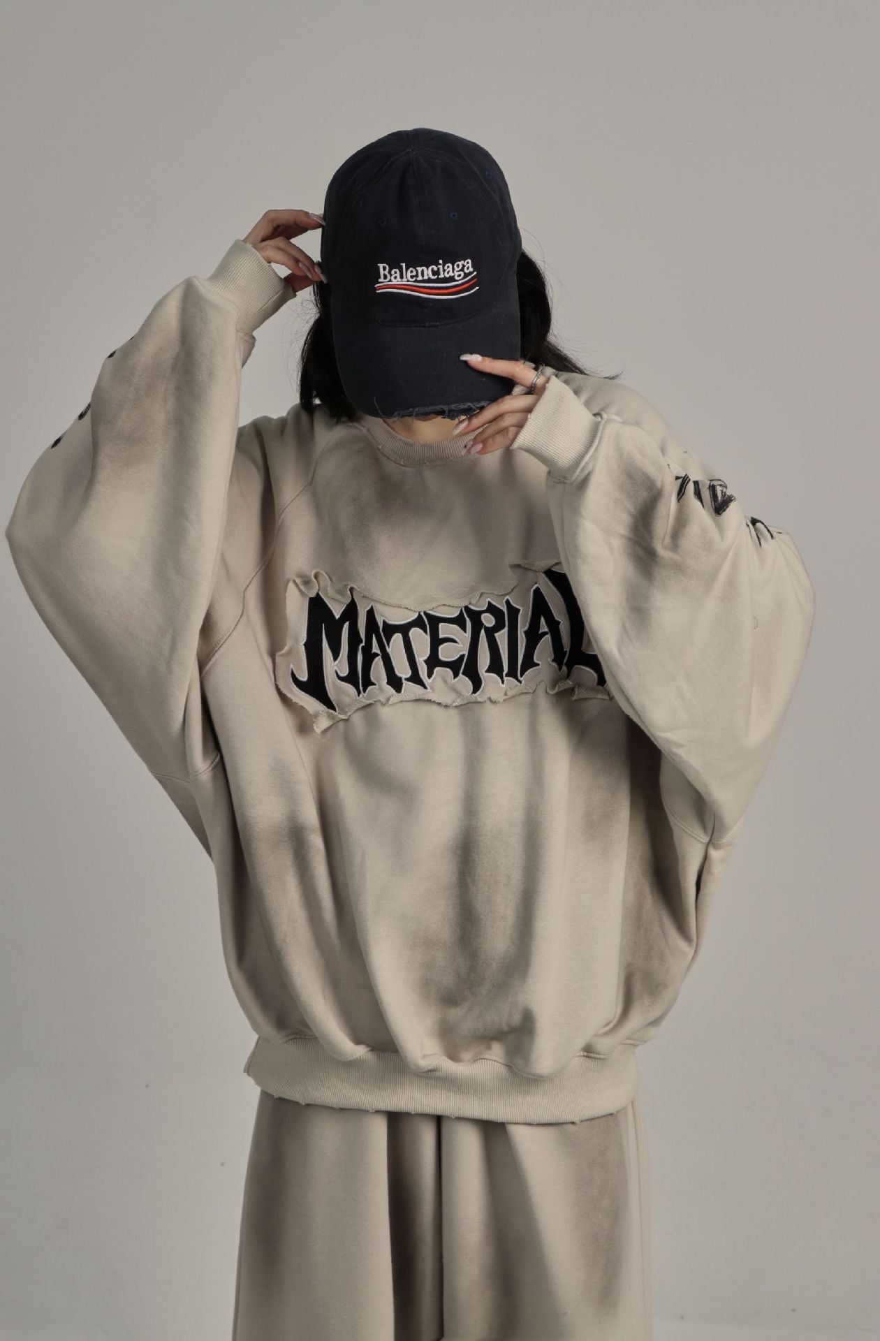 MATERIAL WASHED & DISTRESSED SWEATER