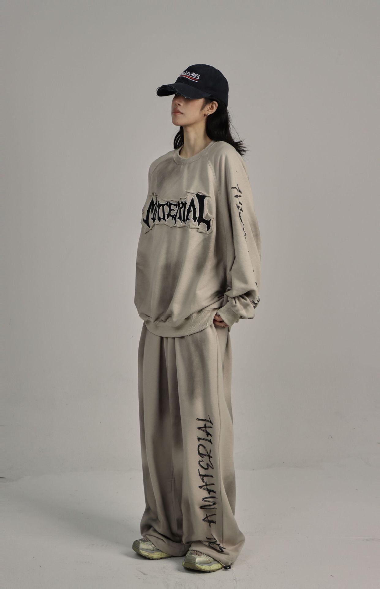 MATERIAL WASHED & DISTRESSED SWEATER