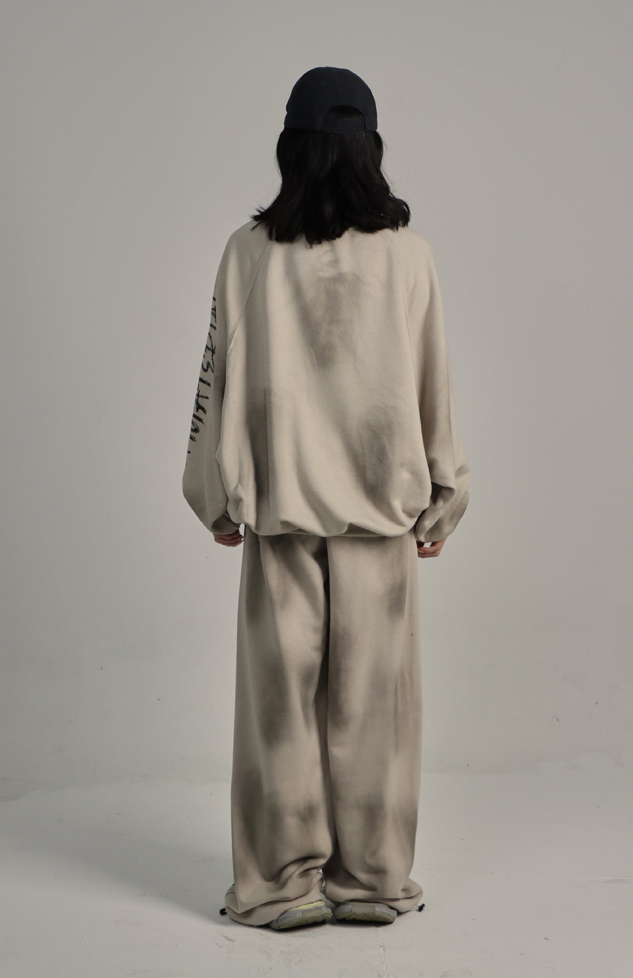 MATERIAL WASHED & DISTRESSED SWEATER