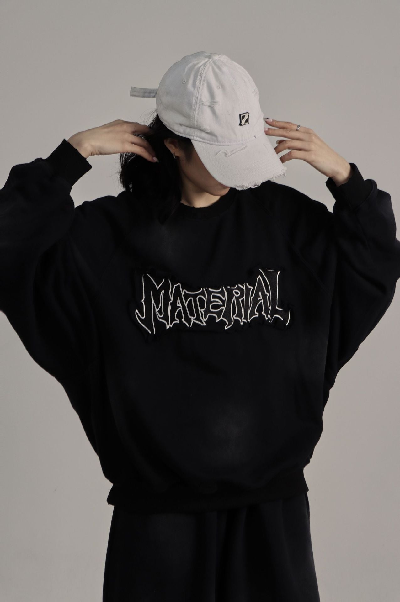 MATERIAL WASHED & DISTRESSED SWEATER